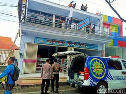 Tukang Cat di Banyuwangi Terpental dan Jatuh Setelah Tersetrum di Atap Toko