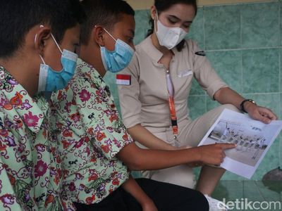 Potret Vaksinasi Asyik Ditemani Kakak Pramugari Cantik!