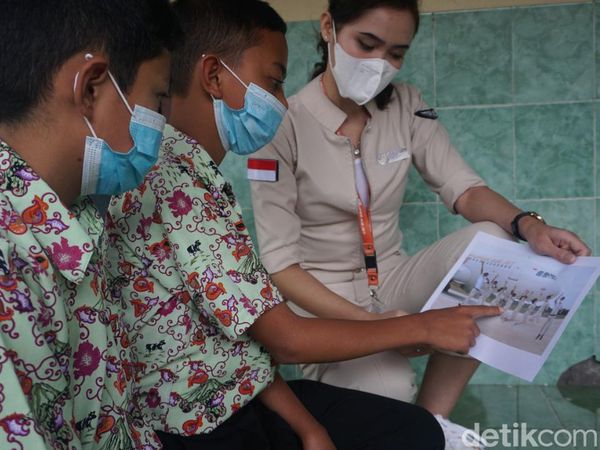 Potret Vaksinasi Asyik Ditemani Kakak Pramugari Cantik!