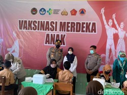 Vaksinasi Anak di Sidoarjo Makin Gencar hingga ke Sekolah Pelosok Desa