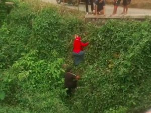 Viral Ibu-ibu Terperosok Kali Pitara Depok Gegara Motor Tergelincir