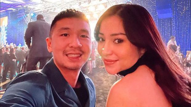 Nikita Willy dan Indra Priawan tengah menikmati babymoon di Amerika, nonton konser Bruno Mars. Yuk intip!