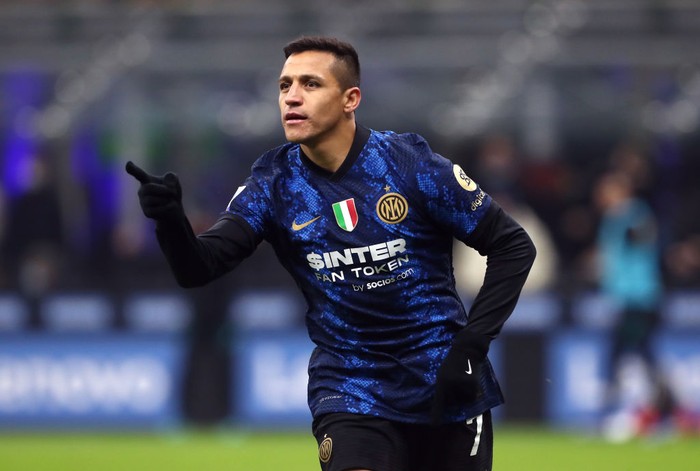 MILAN, ITALY - DECEMBER 12:  Alexis Sanchez of Internazionale celebrates scoring the second goal during the Serie A match between FC Internazionale and Cagliari Calcio at Stadio Giuseppe Meazza on December 12, 2021 in Milan, Italy. (Photo by Marco Luzzani/Getty Images)
