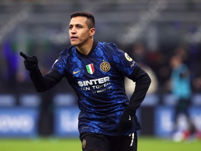 MILAN, ITALY - DECEMBER 12:  Alexis Sanchez of Internazionale celebrates scoring the second goal during the Serie A match between FC Internazionale and Cagliari Calcio at Stadio Giuseppe Meazza on December 12, 2021 in Milan, Italy. (Photo by Marco Luzzani/Getty Images)