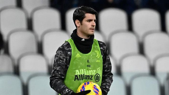 TURIN, ITALY - JANUARY 06: Alvaro Morata of Juventus before the Serie A match between Juventus and SSC Napoli at Allianz Stadium on January 06, 2022 in Turin, Italy. (Photo by Stefano Guidi/Getty Images)