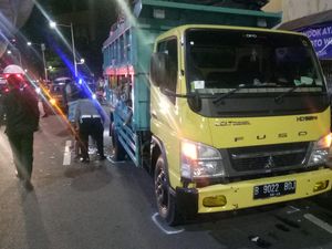 Seruduk Truk Parkir, WNA Tewas Kecelakaan di Jaksel Seruduk Truk Parkir, WNA Tewas Kecelakaan di Jaksel