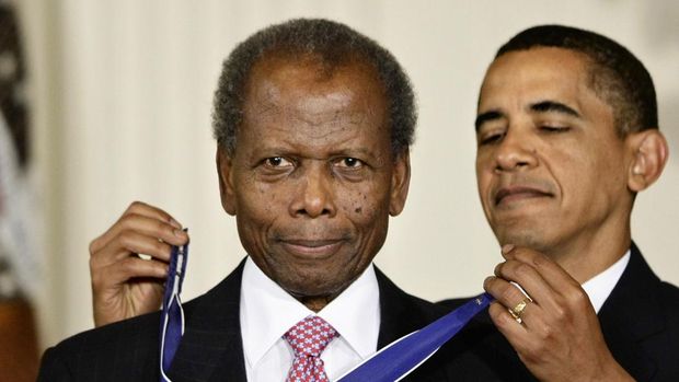 REMOVES REFERENCE TO THE BAHAMAS - FILE - Actor Sidney Poitier poses with his Oscar for best actor for 