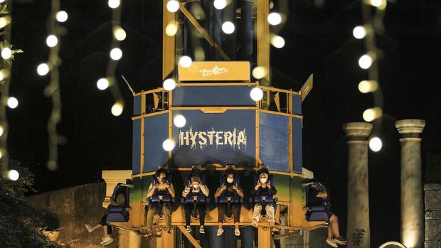 Pengunjung bermain wahana Hysteria saat mengunjungi Dufan Night di Taman Impian Jaya Ancol, Jakarta, Jumat (7/1/2022). Dufan Night yang diselenggarakan untuk memeriahkan awal tahun 2022 tersebut berlangsung dari 7-8 Januari 2022 dengan mengangkat tema 