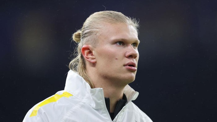 BERLIN, GERMANY - DECEMBER 18: Erling Haaland of Borussia Dortmund during warm-up ahead of the Bundesliga match between Hertha BSC and Borussia Dortmund at Olympiastadion on December 18, 2021 in Berlin, Germany. (Photo by Boris Streubel/Getty Images)