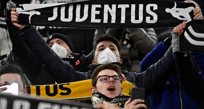 TURIN, ITALY - JANUARY 06: Juventus fans show their support during the Serie A match between Juventus and SSC Napoli at Allianz Stadium on January 06, 2022 in Turin, Italy. (Photo by Stefano Guidi/Getty Images)