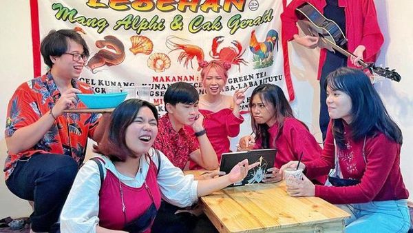 Potret Natya Shina Saat Makan Mie Korea dan Minum Kopi