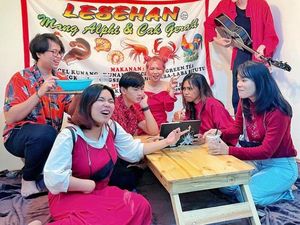 Potret Natya Shina Saat Makan Mie Korea dan Minum Kopi Potret Natya Shina Saat Makan Mie Korea dan Minum Kopi