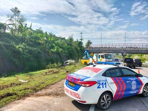 MPV Angkut Tiga Orang Terguling di Tol Kejapanan-Pandaan