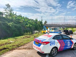 MPV Angkut Tiga Orang Terguling di Tol Kejapanan-Pandaan