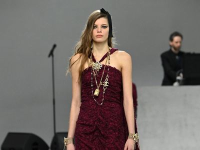 10 Koleksi Busana Metropolitan dalam Chanel Metiers Dart 2021-2022