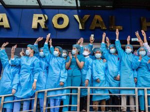 Dokter-Perawat Myanmar Kerja Sembunyi-sembunyi Demi Menolong Pasien Dokter-Perawat Myanmar Kerja Sembunyi-sembunyi Demi Menolong Pasien