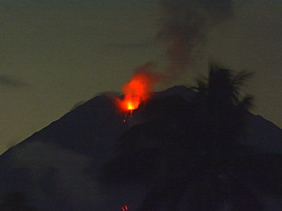 Potret Gunung Semeru Muntahkan Lava Pijar