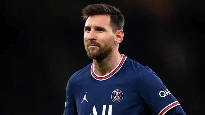 Lionel Messi MANCHESTER, ENGLAND - NOVEMBER 24: Lionel Messi of Paris Saint-Germain looks on during the UEFA Champions League group A match between Manchester City and Paris Saint-Germain at Etihad Stadium on November 24, 2021 in Manchester, England. (Photo by Shaun Botterill/Getty Images)