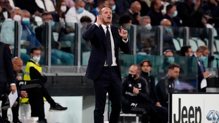 TURIN, ITALY - SEPTEMBER 19: Massimiliano Allegri, Head Coach of Juventus gives instructions during the Serie A match between Juventus and AC Milan at the Allianz Stadium in Turin, Italy on September 19, 2021 in Turin, Italy. (Photo by Pier Marco Tacca/Getty Images)
