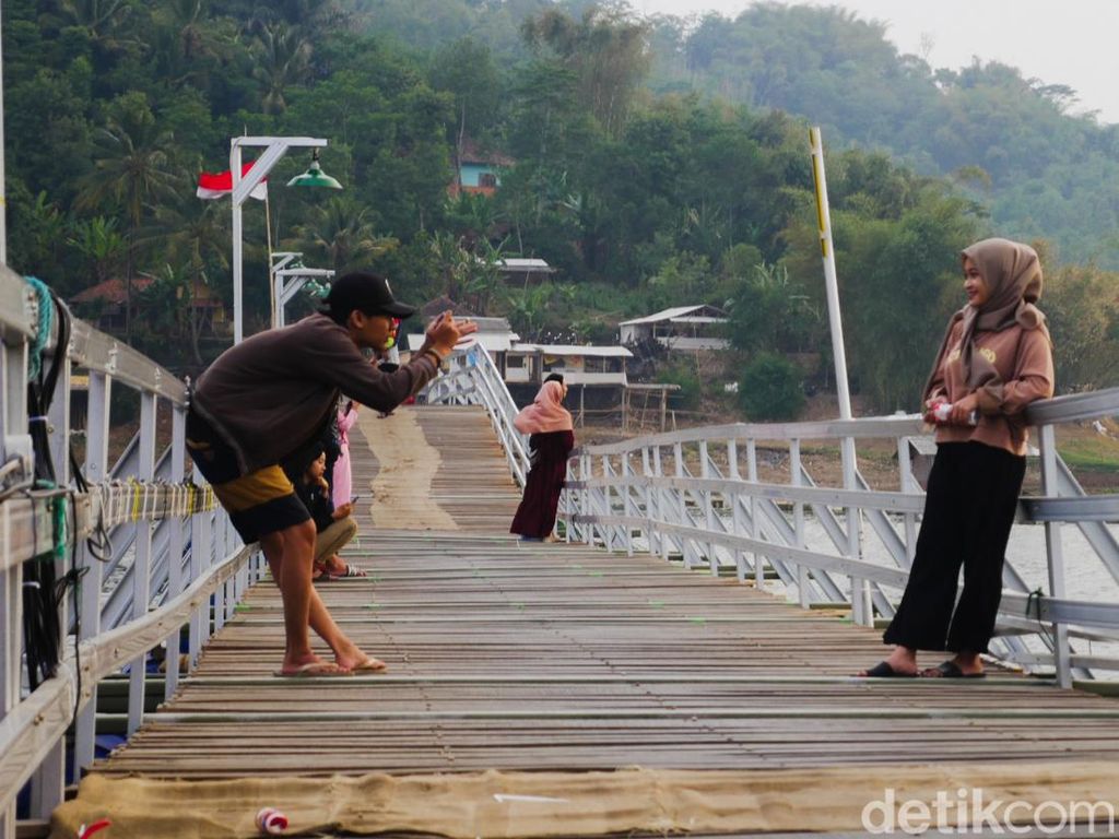 Potret 3 Jembatan Apung Cantik di Bandung Barat