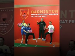 Aksi Seru Menteri PUPR Basuki Juarai Pertandingan Badminton