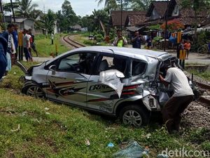 Mobil Tertabrak KA Lalu Terlempar 25 Meter di Blitar, Pengemudi Selamat