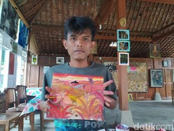 Berkenalan dengan Pelukis Kaca dari Magelang, Perdana Melukis Wayang