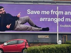 Kreatif! Pemuda London Cari Jodoh Pakai Baliho