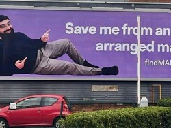 Kreatif! Pemuda London Cari Jodoh Pakai Baliho