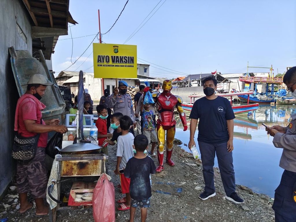 Polisi Datangkan Iron Man ke Muara Angke, Ajak Warga Vaksin Anak Polisi Datangkan Iron Man ke Muara Angke, Ajak Warga Vaksin Anak
