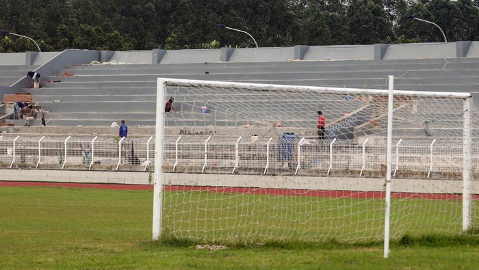 Pekerja memasang atap tribun penonton saat revitalisasi Stadion Benteng Reborn di Tangerang, Banten, Jumat (7/1/2022). Stadion tersebut nantinya akan dijadikan markas klub Persikota Tangerang untuk kompetisi sepakbola Liga Indonesia. ANTARA FOTO/Muhammad Iqbal/rwa.