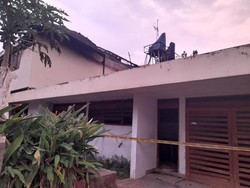 Rumah Terbakar di Cilandak Jaksel Dipasangi Garis Polisi