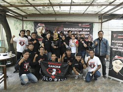 Di Solo, Sahabat Ganjar Beri Bantuan Laptop bagi Siswa Berprestasi