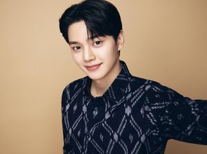 Viral Aktor Korea Song Kang Pakai Kemeja Tenun RI, Ini Kisah di Baliknya Viral Aktor Korea Song Kang Pakai Kemeja Tenun RI, Ini Kisah di Baliknya