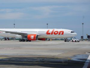 Viral Petugas Gelindingkan Barang Lewat Tangga Pesawat, Lion Air Buka Suara Viral Petugas Gelindingkan Barang Lewat Tangga Pesawat, Lion Air Buka Suara
