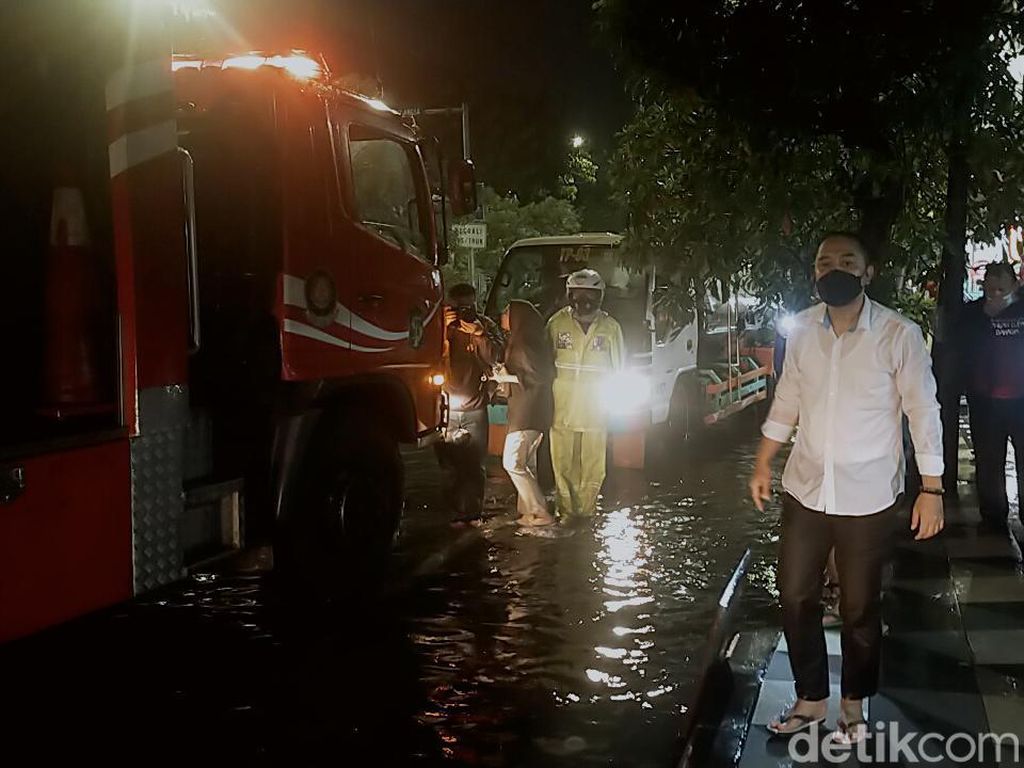 Walkot Eri Temukan Penyebab Sekaligus Solusi Banjir di Pusat Kota Surabaya