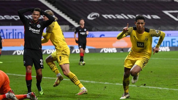 FRANKFURT AM MAIN, GERMANY - JANUARY 08: Jude Bellingham of Borussia Dortmund celebrates after scoring their teams second goal during the Bundesliga match between Eintracht Frankfurt and Borussia Dortmund at Deutsche Bank Park on January 08, 2022 in Frankfurt am Main, Germany. (Photo by Matthias Hangst/Getty Images)