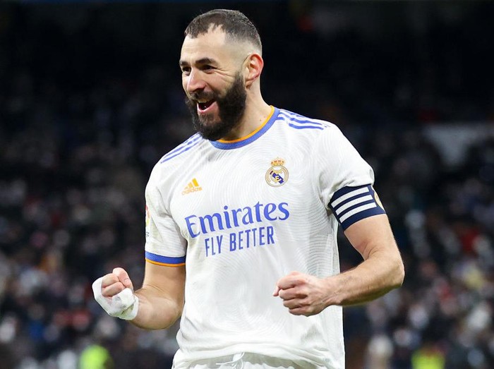 MADRID, SPAIN - JANUARY 08: Karim Benzema of Real Madrid CF celebrates after scoring his team's fourth goal during the La Liga Santader match between Real Madrid CF and Valencia CF at Estadio Santiago Bernabeu on January 8, 2022 in Madrid, Spain. (Photo by Gonzalo Arroyo Moreno/Getty Images)