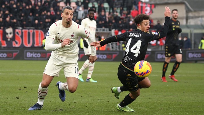 VENICE, ITALY - JANUARY 09: Ethan Ampadu of Venezia competes for the ball with Zlatan Ibrahimovic of Milan during the Serie A match between Venezia FC v AC Milan at Stadio Pier Luigi Penzo on January 09, 2022 in Venice, Italy. (Photo by Maurizio Lagana/Getty Images)