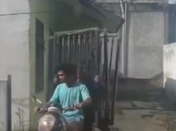 Aksi 2 Maling Pagar Rumah Naik Motor di Sumut Terekam Warga
