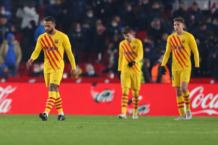 Barcelona GRANADA, SPAIN - JANUARY 08: Memphis Depay of FC Barcelona react after Granada CF scored their sides first goal during the La Liga Santader match between Granada CF and FC Barcelona at the Nuevo Estadio de Los CΓ‘rmenes in Granada, Spain (Photo by Fran Santiago/Getty Images)