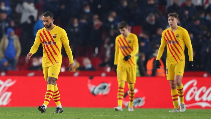 GRANADA, SPAIN - JANUARY 08: Memphis Depay of FC Barcelona react after Granada CF scored their sides first goal during the La Liga Santader match between Granada CF and FC Barcelona at the Nuevo Estadio de Los Cármenes in Granada, Spain (Photo by Fran Santiago/Getty Images)