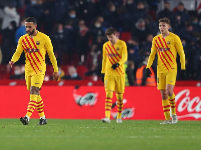 GRANADA, SPAIN - JANUARY 08: Memphis Depay of FC Barcelona react after Granada CF scored their sides first goal during the La Liga Santader match between Granada CF and FC Barcelona at the Nuevo Estadio de Los Cármenes in Granada, Spain (Photo by Fran Santiago/Getty Images)