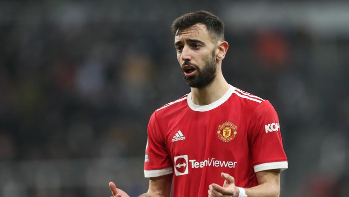 NEWCASTLE UPON TYNE, ENGLAND - DECEMBER 27: Bruno Fernandes of Manchester United reacts during the Premier League match between Newcastle United  and  Manchester United at St. James Park on December 27, 2021 in Newcastle upon Tyne, England. (Photo by Ian MacNicol/Getty Images)