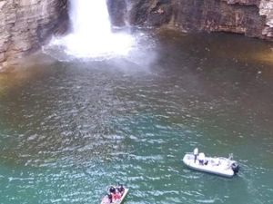 Ngeri Banget! Momen Bongkahan Tebing Batu Timpa Kapal Wisata