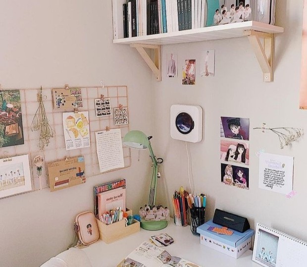 Gridwall yang multifungsi/Foto: Etsy.com/SweetGremlinsMugs tips dekorasi kamar estetik ala Korea yang murah