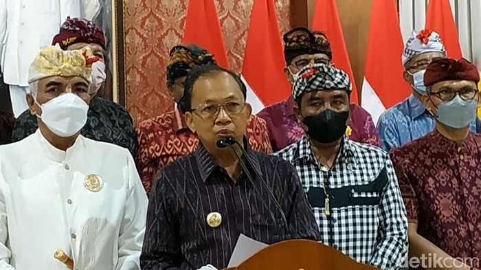 Gubenur Bali I Wayan Koster