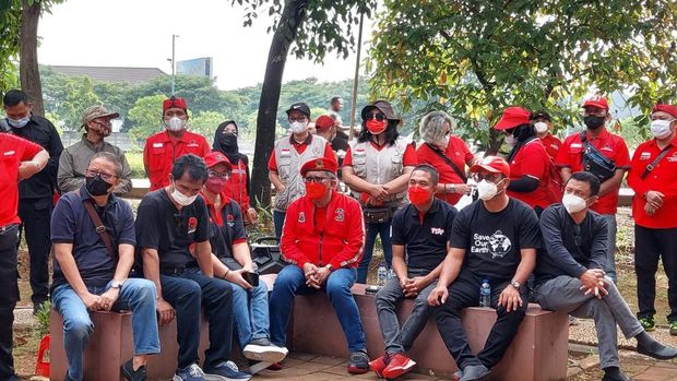 Sekretaris Jenderal DPP Partai Demokrasi Indonesia Perjuangan (PDIP) menggelar aksi bersih-bersih Daerah Aliran Sungai (DAS) Ciliwung dan menanam pohon dalam rangka menyambut Hari Ulang Tahun (HUT) ke-49 PDIP di Banjir Kanal Timur (BKT), Jakarta Timur, Minggu (9/1). (CNN Indonesia/Martahan Sohuturon)