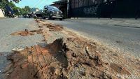Hati-hati! Tanah Berceceran di Jalan Jati Asih