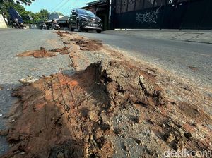 Hati-hati! Tanah Berceceran di Jalan Jati Asih